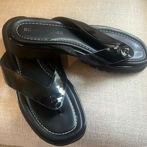 Donald Pliner Black patent flip flops like new size 9